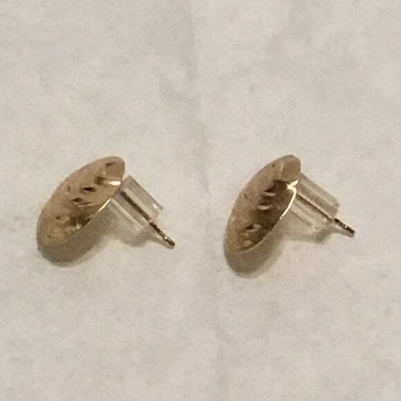Very lovely 14K gold shell like etched stud earrings - Picture 5 of 12